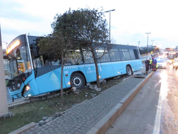 Bariyere çıkan özel halk otobüsü devrilmekten son anda kurtuldu