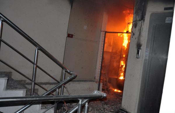 Trafodan çıkan yangında apartmandaki 27 kişi mahsur kaldı