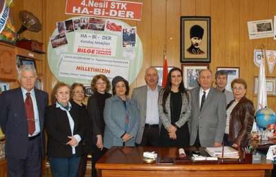 Öğretmen Dilek Livaneli'ye teşekkür plaketi