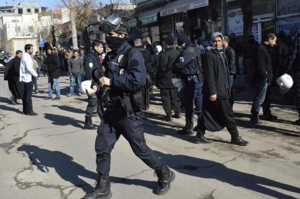 Esnaf elektrik kesintilerini lastik yakıp, yol kapatarak protesto etti