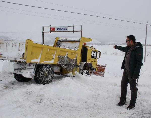 Erzincan'daki Karasu Nehri dondu