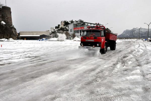Amasra'da buzlu yollar deniz suyu ile temizlendi