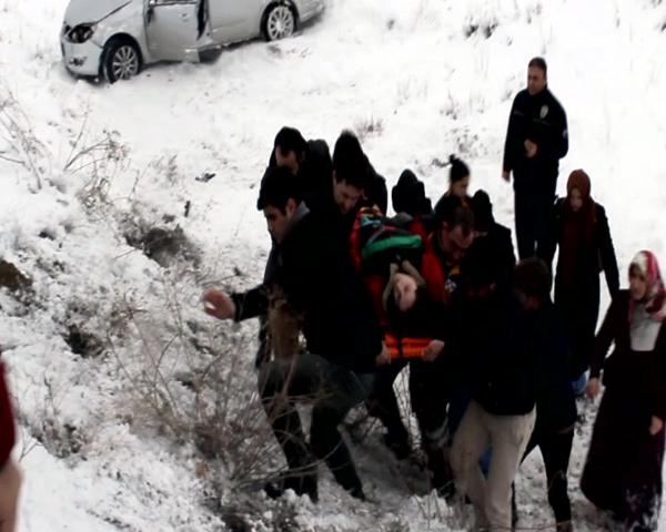 Otomobil kar ve buzlu yolda kaydı: 2 yaralı