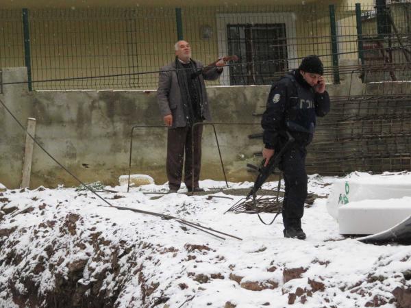İnşaat bekçisinin av tüfeğiyle maaş eylemi