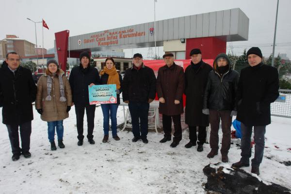 Umut Nöbeti sürüyor; Eczacılar, "Bizi duvarlar ayırmıyor, hepimiz tutsağız"