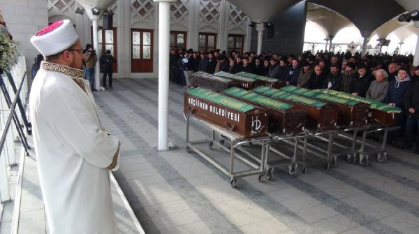 Cinnet getiren baba, eşi ve iki çocuğu toprağa verildi