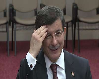 Başbakan Davutoğlu işaret diliyle konuştu