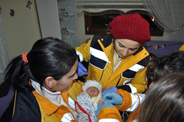 Sokağa terk edilen bebeğin sağlık durumu iyi