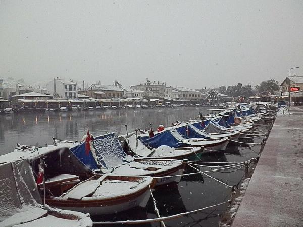 Dikili, Foça ve Bergama'yı kar beyaza bürüdü