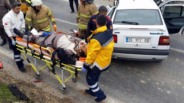 Tire'de iki otomobil çarpıştı: 1 ölü, 1 yaralı