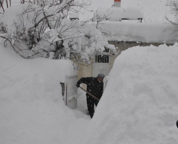Bitlis'te beyediyeden karla mücadele için yardım talebi