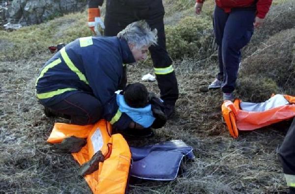 Ege'de mülteci teknesi battı: 3'ü çocuk 7 ölü