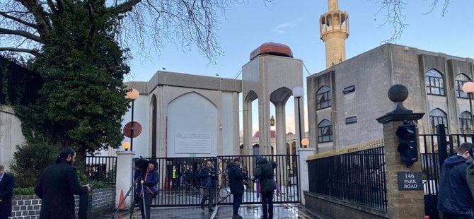 Camiye giren bir kişi müezzini bıçakladı
