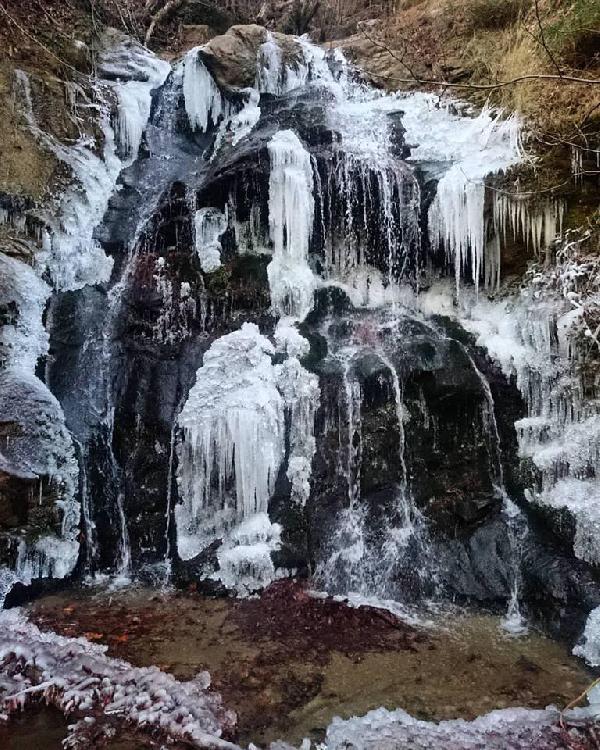 Şelale buz tuttu
