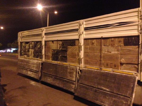 Çimento yüklü kamyonda 185 bin 500 paket kaçak sigara
