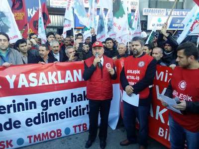 Metal işçilerinden grev erteleme tepkisi