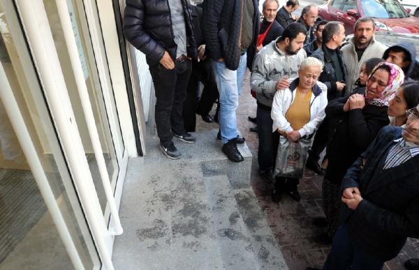 Soyulan bankada çalışan oğlu için, olay yerine koştu