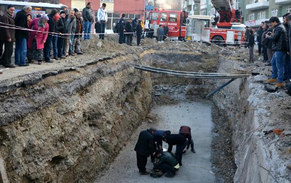 Buzda kayıp 4 metrelik kanala düştü