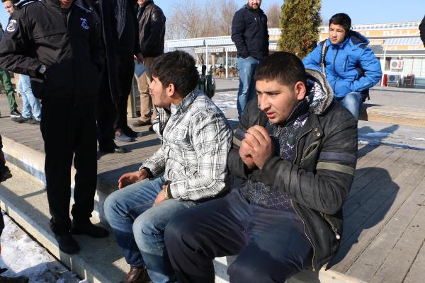 Buz tutan Mogan Gölü'nde yürürken kriz geçirip bayıldı