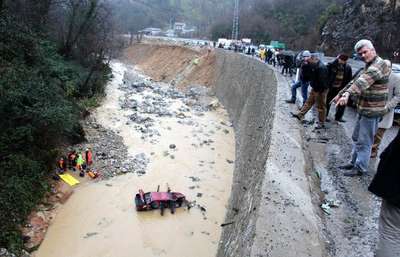 Otomobil dereye uçtu: 1 ölü, 3 yaralı
