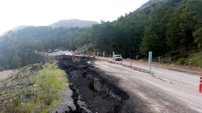 Kemer'de heyelan nedeniyle yol çöktü