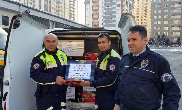 Kaseri'de polisten, terörle mücadele eden meslektaşlarına sucuk- pastırma