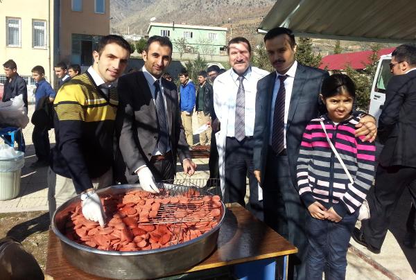 Kahramanmaraş'ta bin kişiye ekmek arası sucuk
