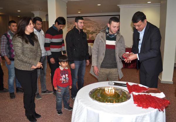 Belediye Başkanı, askere gidecek gençlere kına yaktı