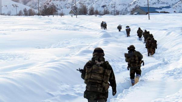 Tunceli'de PKK'ya 2 metre karda nokta operasyonları