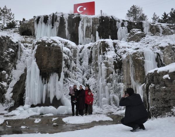Donan şelale Pamukkale'yi andırdı