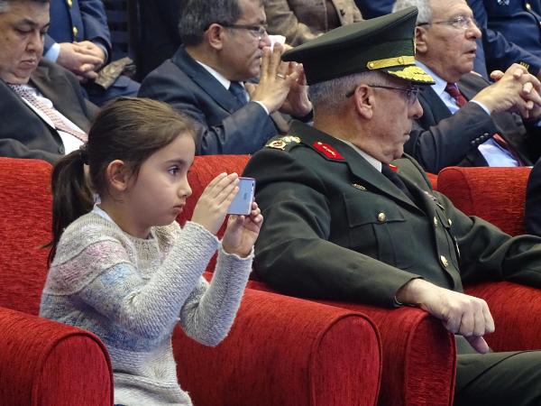 Eğitimlerini başarıyla bitiren pilotlar, brövelerini taktı