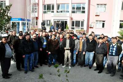 Maden ocağında çalışan kamyonculardan ücret kesintisi tepkisi