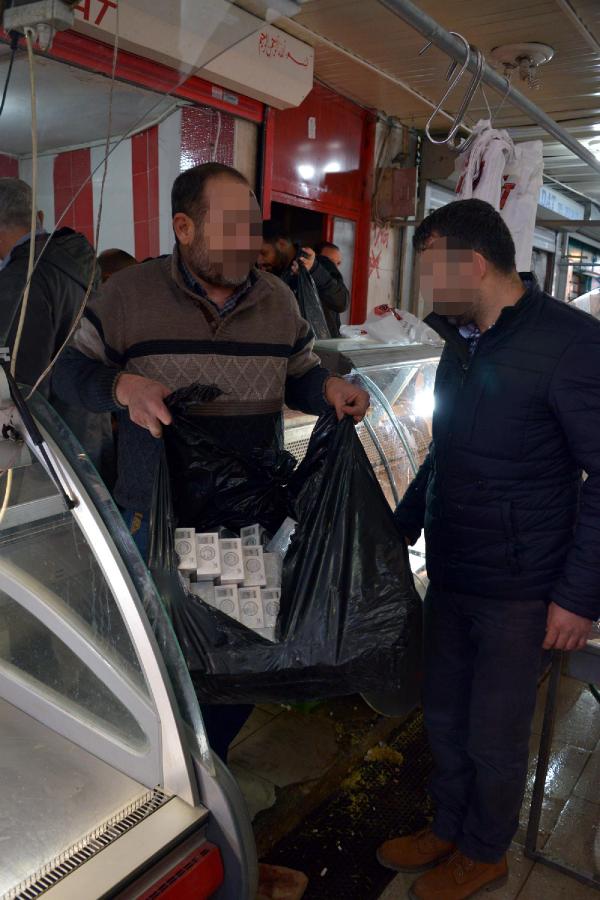Kaçakçı pazarında bir kamyon sigara ve içki ele geçirildi