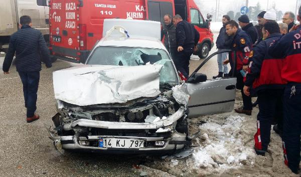 Düzce'de otomobil ve kamyonet çarpıştı: 6 yaralı