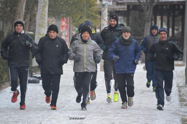 Yaşlarına aldırış etmeden, dondurucu soğuğa rağmen spordan vazgeçmiyorlar