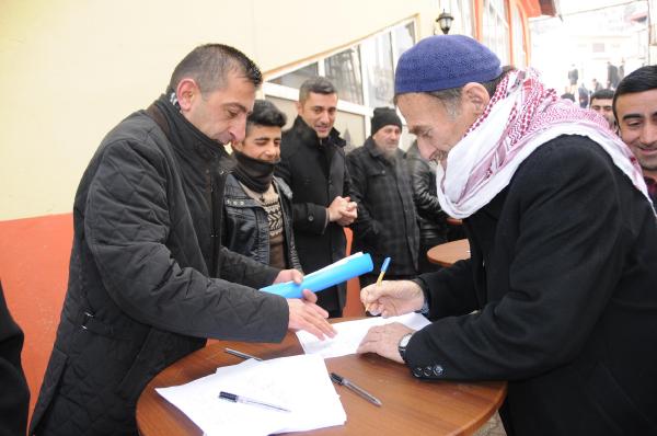 Hakkari'nin taşınmaması için cami önunde imza kampanyası