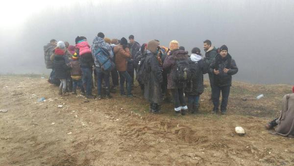 Sis nedeniyle yolunu kaybeden Suriyelileri jandarma yakaladı