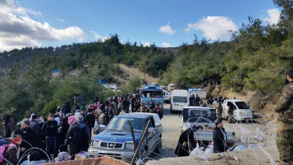 Türkmenler, sınırdan Yayladağ'a geçmeye başladı