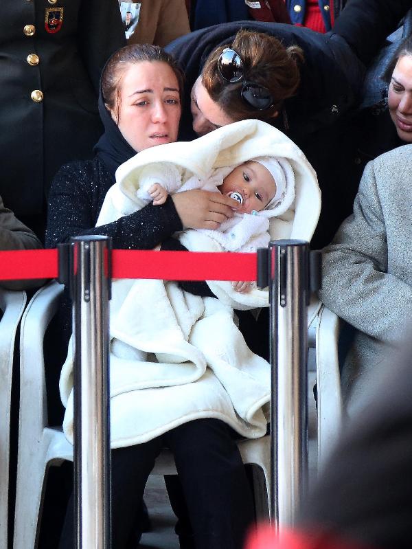 Şehit yüzbaşıyı, eşi 2 aylık bebeğiyle uğurladı, annesi asker selamı verdi