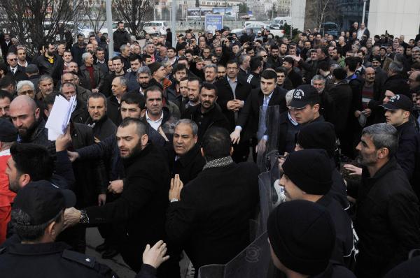 Kocaeli Büyükşehir Belediyesi'nin yeni otobüs almasını protesto ettiler