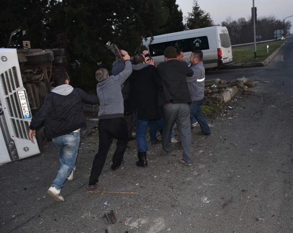 TIR minibüse çarptı, sürücülerin yakınları arasında kavga çıktı