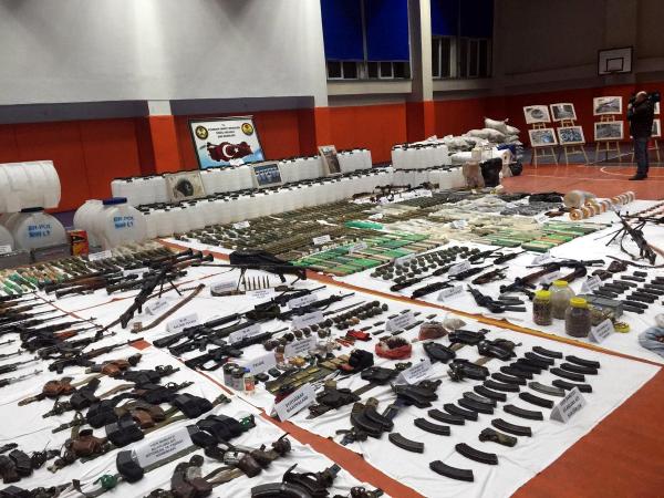 Sur'da PKK'nın cephaneliği ele geçirildi (2)
