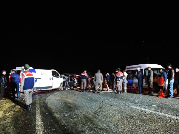 Otomobille hafif ticari araç çarpıştı: 1 ölü