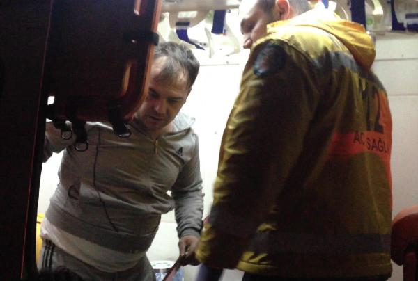 Misafirliğe gittiği evin önünde silahlı ve bıçaklı saldırıya uğradı