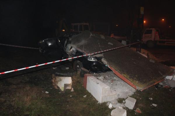 Otomobil beton durağa çarptı: 1 ölü, 1 yaralı