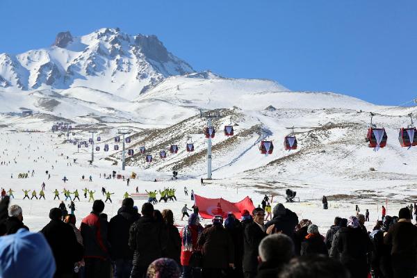 Kayakseverler tatilde, Erciyes’e akın etti