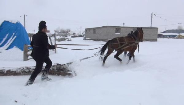 Kars'ta 'atreyder' ile kar temizliği
