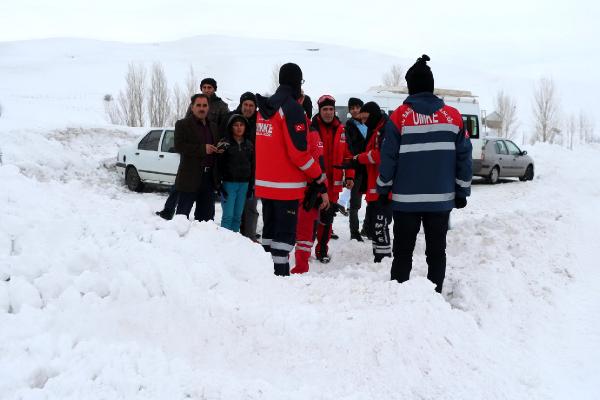 Mezradaki hastalar paletli ambulanslarla hastaneye kaldırıldı
