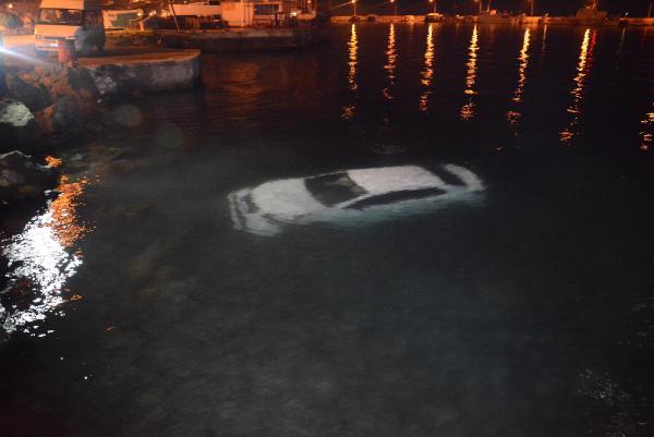 Denize uçan otomobildeki 5 kişiyi sahildekiler kurtardı