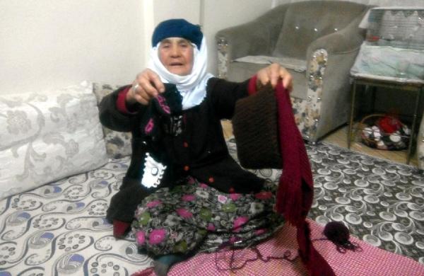 93 yaşındaki Fatma nine, Bayırbucak Türkmenleri'ne giyecek örüyor